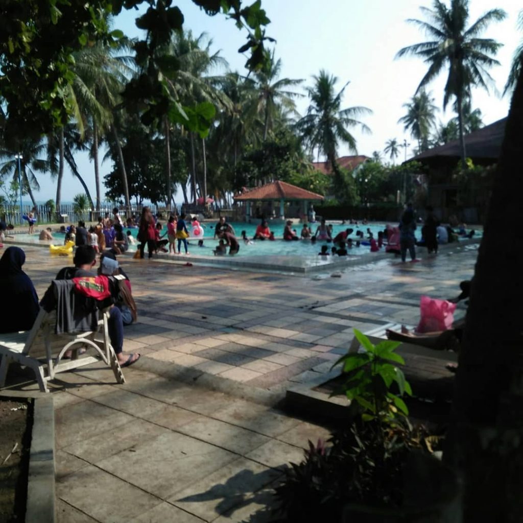 Villa Di Anyer Pinggir Pantai Lengkap Dengan Kolam Renang Pribadinya