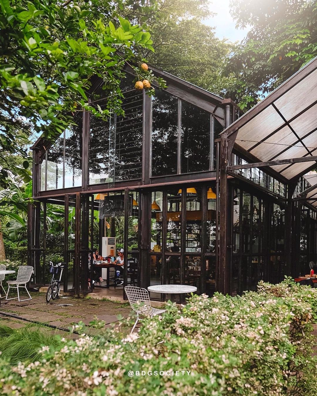 Miss Bee Providore, Cafe Hits di Bandung dengan Bangunan dan Interior ...