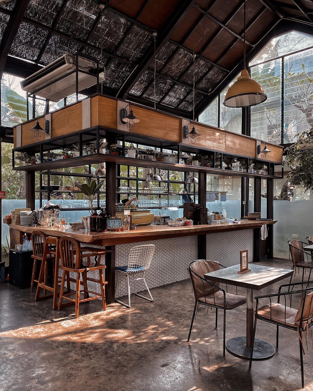 Miss Bee Providore, Cafe Hits di Bandung dengan Bangunan dan Interior ...