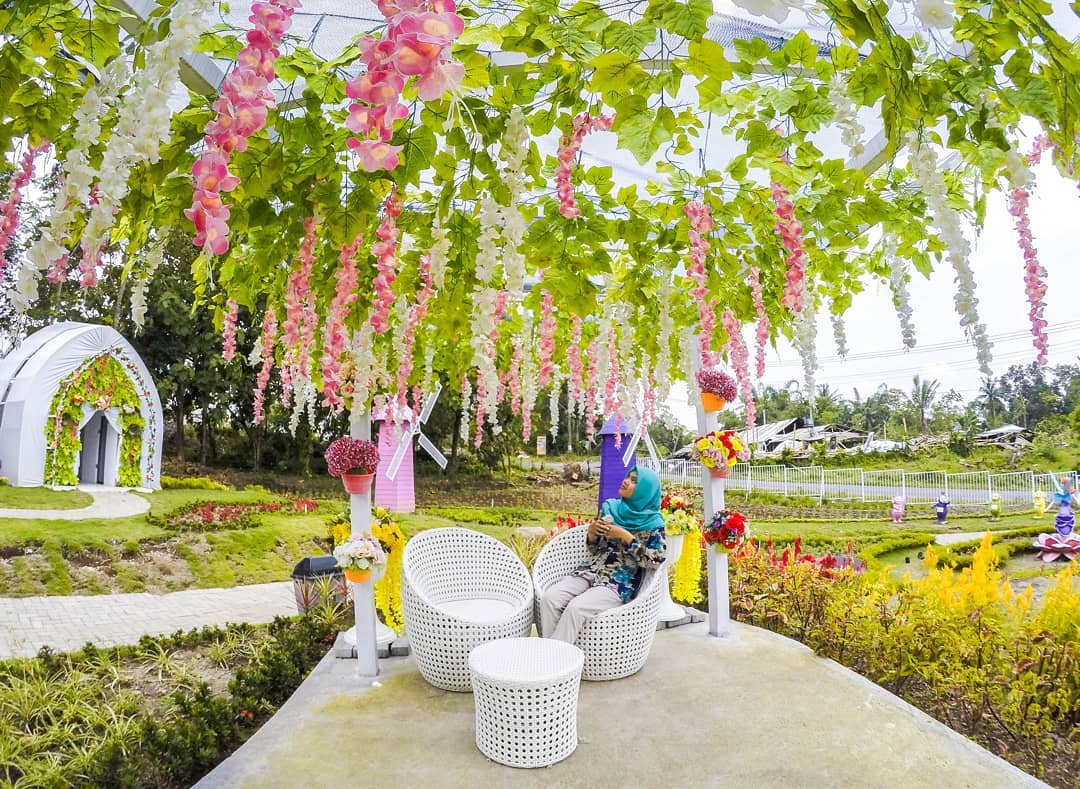 Pictniq Land Jogja area foto dengan dekorasi taman bunga