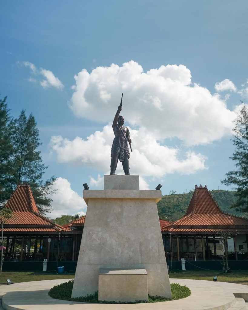 patung gajahmada di pantai midodaren tulungagung