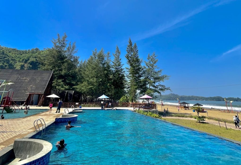 Kolam renang dengan pemandangan laut di Pantai Midodaren