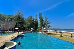 Kolam renang dengan pemandangan laut di Pantai Midodaren