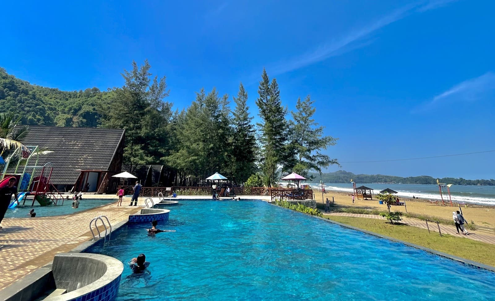 Kolam renang dengan pemandangan laut di Pantai Midodaren