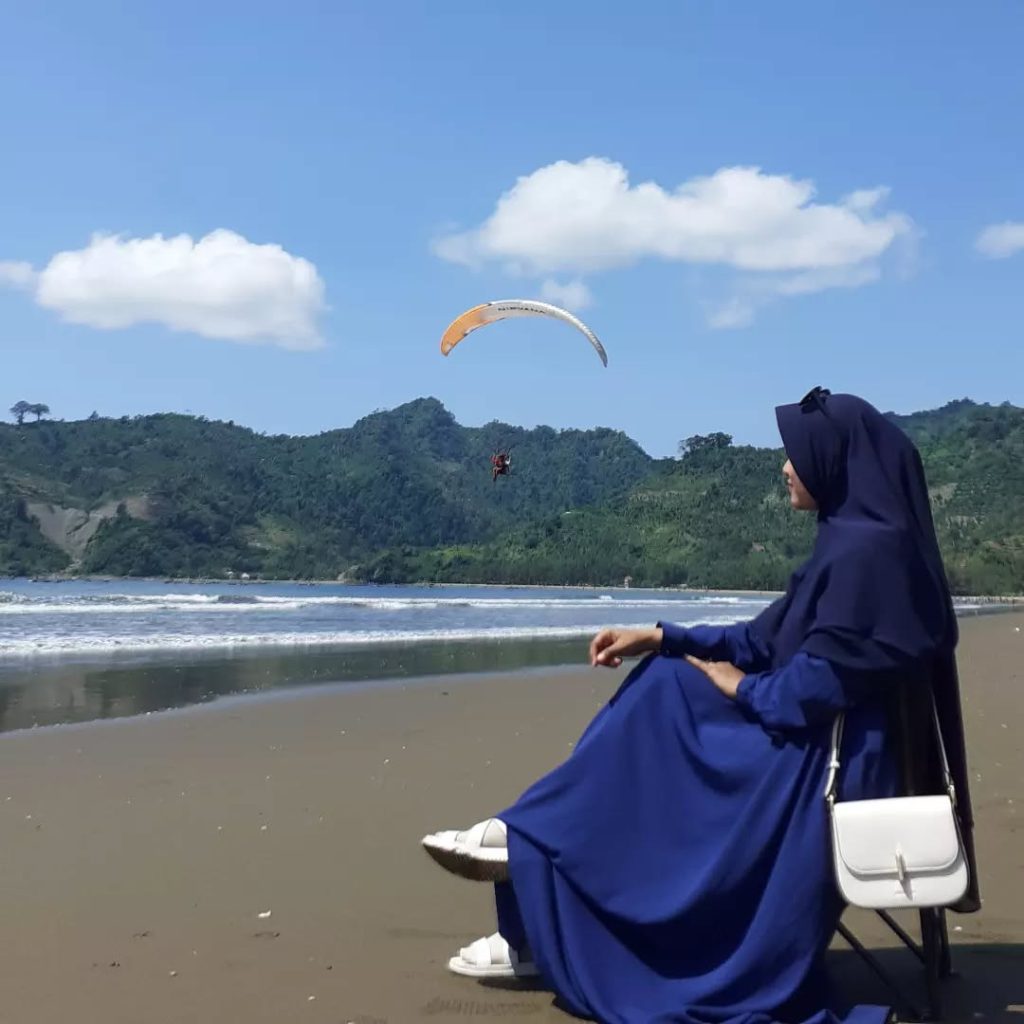 pantai midodaren tulung agung